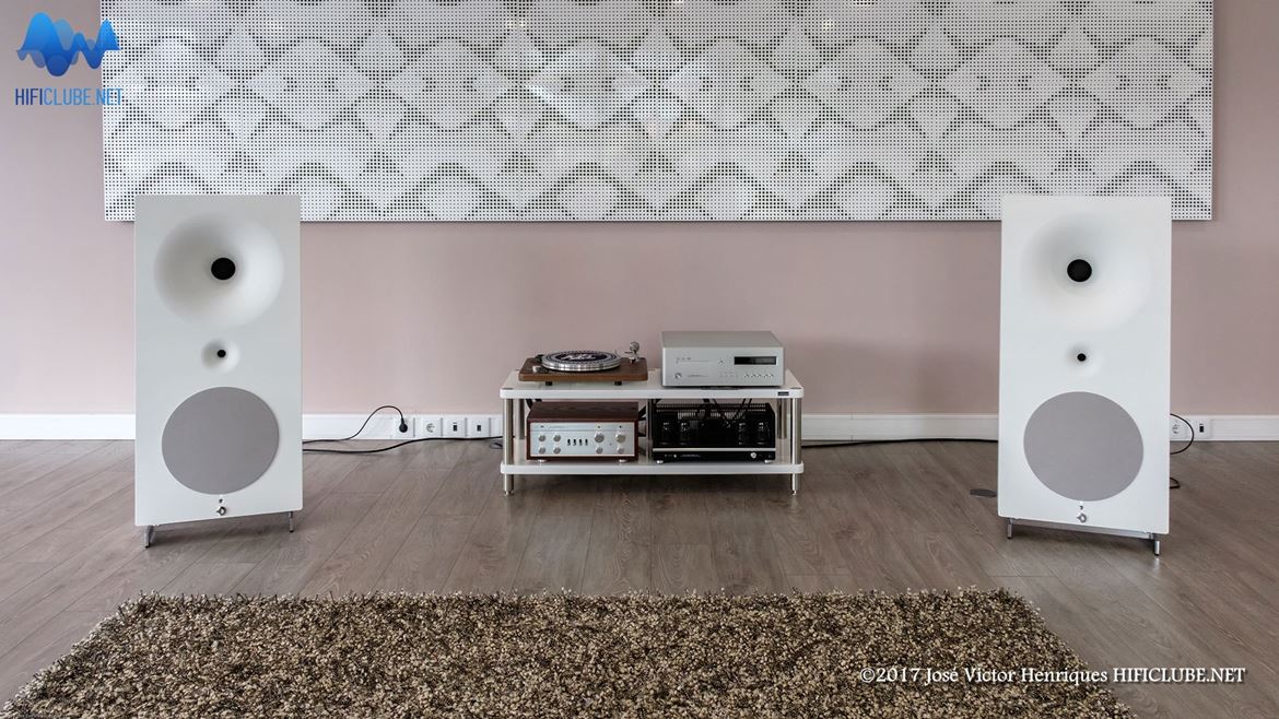 As Avantgarde Zero com amplificação Luxman, no amplo showroom da UAE.