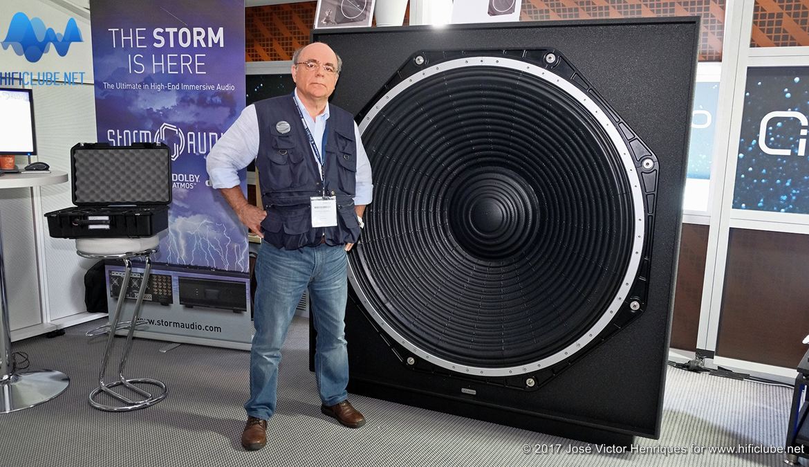 High End 2017 Munich - galerias - JVH e o maior woofer do mundo.jpg