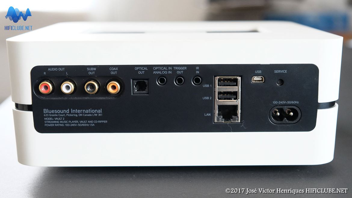 Bluesound Vault 2: saídas analógicas RCA (+sub) e digitais (coaxial e Toslink). Duas entradas USB e LAN (Ethernet). Só falta uma saída USB para DAC externo.