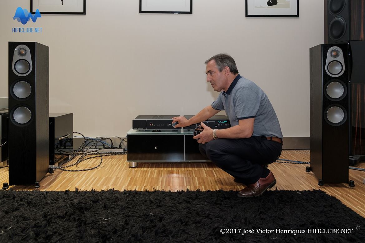 Delfim Yanez e as Monitor Audio  Silver G6 com amplificação Roxsan  K3 (foto obtida no auditório da Delaudio, em Carnaxide)