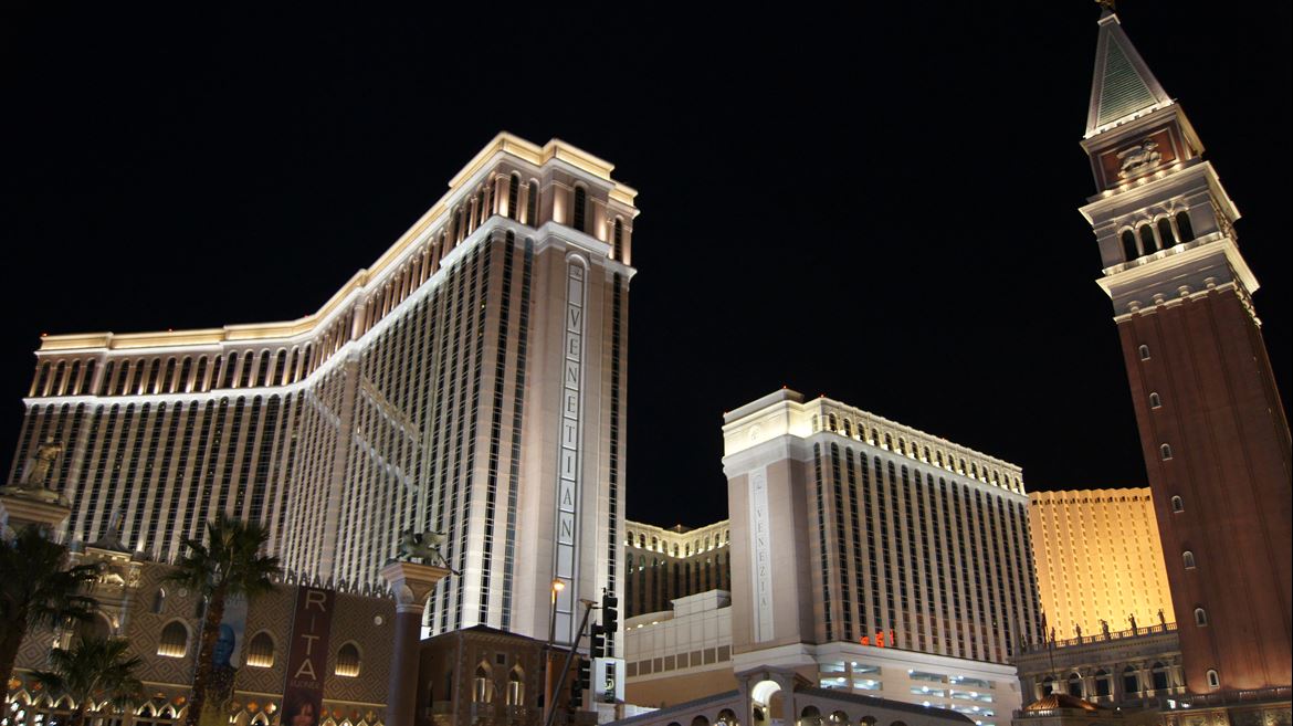 O fabuloso Hotel Venetian recortado de luz no céu de breu do deserto