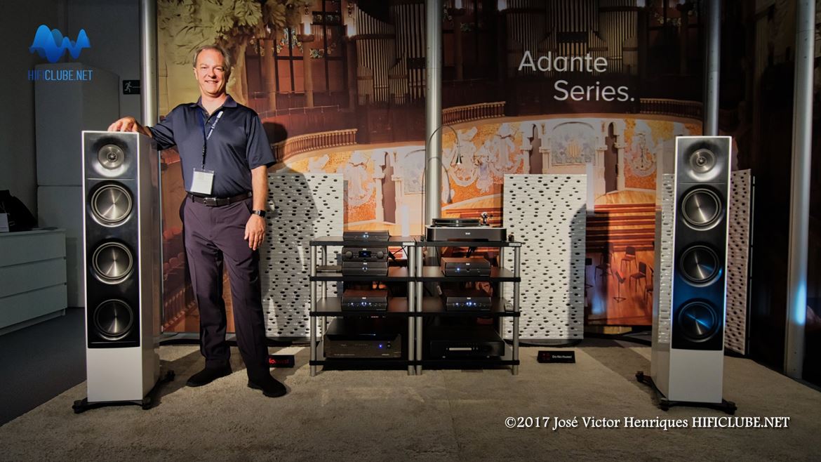 Andrew Jones posando junto das Elac Adante AF61 (Highend Show 2017, Munique)