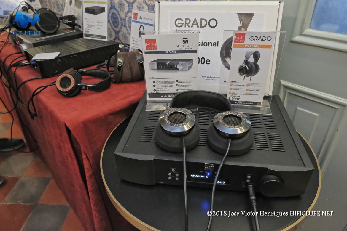my HIFI HOUSE, cá fora, no caminho para a igreja, o silêncio da música proporcionado por grandes marcas de auscultadores, como a Grado e a Audeze. Todas as fotos na galeria em slideshow.