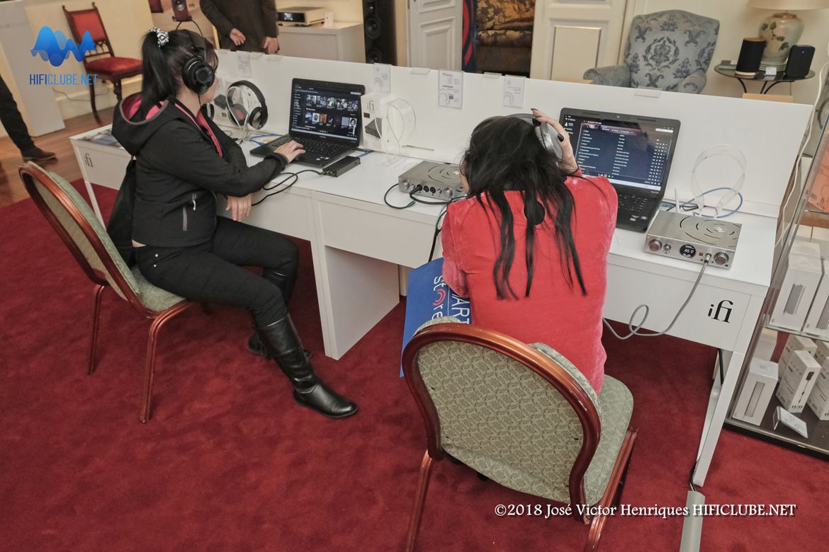 Nas SmartStores, o interesse pelos auscultadores da Focal, Audioquest e PSB era evidente pela constante presença de pessoas na 'Headphone Island'.