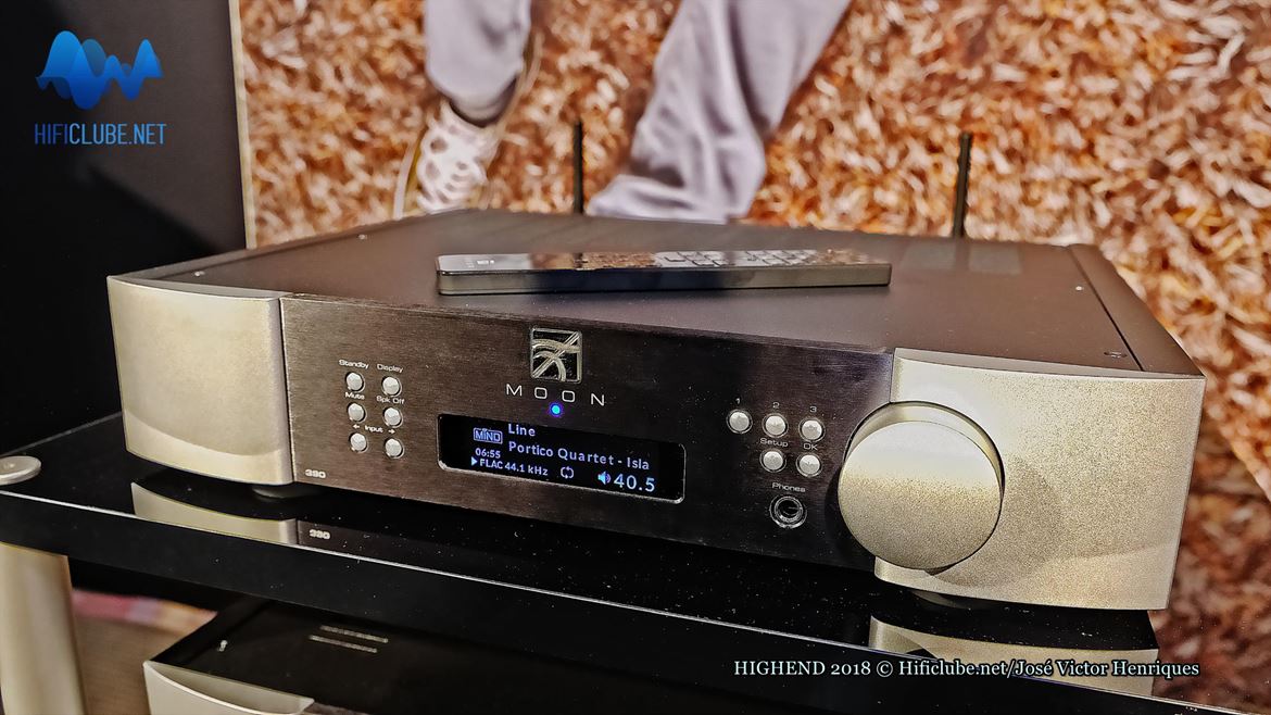 Moon 390 from Simaudio, prévio e DAC e network streamer (Roon ready), e inclui ainda entrada phono. Compatível com DSD256 e MQA. Lindos mesmo eram os modelos de luxo iluminados com uma luz dourada ....(foto em baixo)