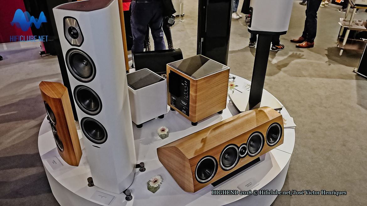 Sonus faber Sonetto Collection: são oito modelos que cobrem todas as necessidades e são acessíveis a todas as bolsas, sendo que a mais cara Sonetto 8 (em branco à esquerda na foto) deve vir a custar cerca de 6.000 euros, enquanto o modelo mais pequeno se deve ficar pelos 1 500 euros. Razoável, portanto, para uma Sonus faber.