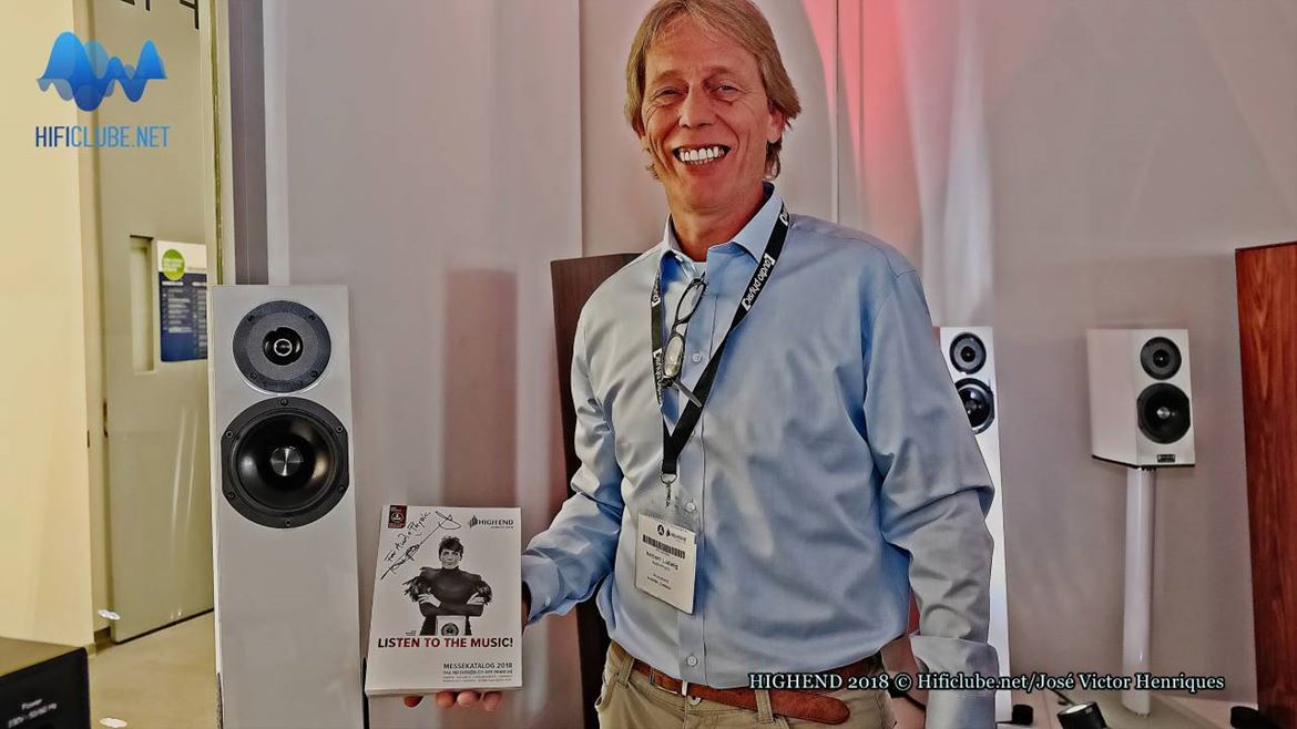 Herbert Ludwig mostra as colunas Audio Physics com as quais a cantora norueguesa Kari Bremnes posou para o catálogo da feira