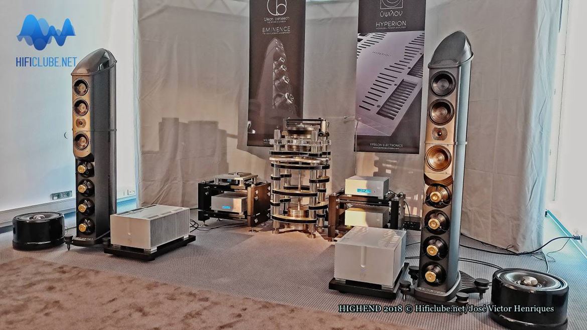 Wilson Benesch Eminence, de fibra de carbono vestida. O preço é elevado; 170 mil euros. O design é esquisito e os woofers mostram-nos o traseiro. Não, obrigado!