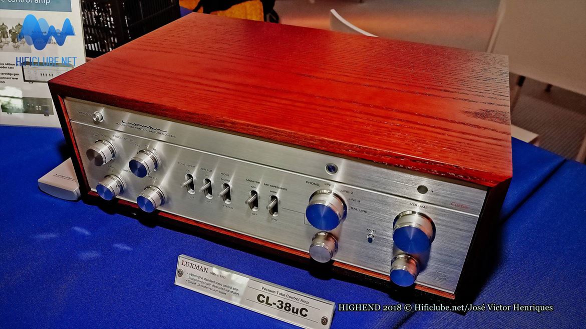 Luxman CL-38 uC (na foto) prévio à válvulas baseado no clássico CL-35 de 1970 mas com entradas balanceadas e transformadores nas saídas. A caixa em madeira dá-lhe o toque clássico. Amplificador stereo MQ-88uC também inspirado na gloriosa história da Luxman, neste caso no MQ-60 de 1969.