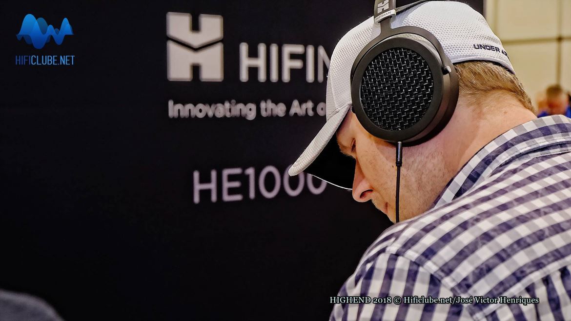 Hifiman Voltarei aos ‘headphones’. Havia tantos e até um certame paralelo CanJum Europe que vai ser preciso uma secção só para eles. Mas aqui fica já a notícia do novo Ananda de alta eficiência.