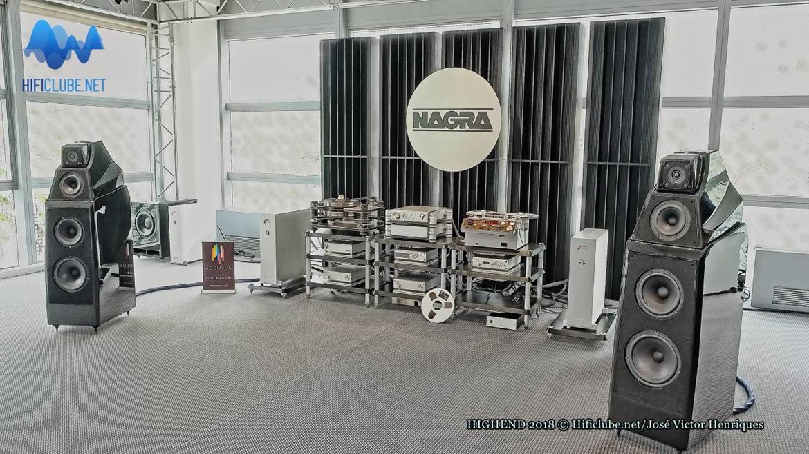 A Nagra fez par com as Wilson Audio Alexia II e atingiu um elevado nível de qualidade sonora, numa sala ampla, mas algo fria. Muita conversa do distribuidor com os jornalistas americanos, mas lá consegui um excelente registo sonoro, que podem apreciar na secção de audições em vídeo (abaixo). Fonte: giradiscos Kronos. Um sistema de preço estratosférico, mas não tenho nada a apontar ao som: limpo, transparente, detalhado e musical.