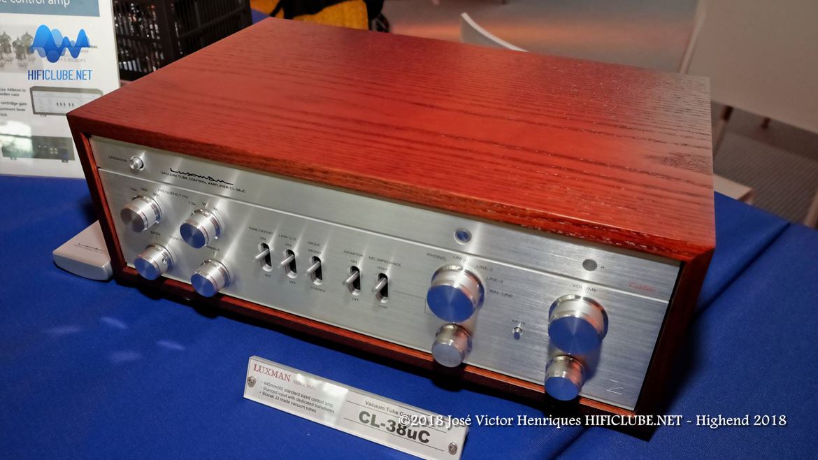 Luxman CL-38 uC - prévio à válvulas baseado no clássico CL-35 de 1970 mas com entradas balanceadas e transformadores nas saídas. A caixa em madeira dá-lhe o toque clássico.