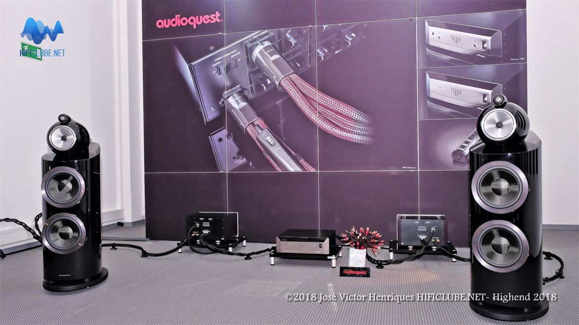 Audioquest Niagara 7000 não é propriamente uma novidade. Mas havia Niagaras a dar 'energia' a vários sistemas, e todos estavam a tocar muito bem. O melhor som talvez fosse mesmo o da sala da Audioquest, com colunas B&W. Os amplificadores estão virados para trás, porque a vedeta aqui era o Niagara. Mas se têm curiosidade em saber, trata-se dos monoblocos Masterclass, que funcionam em Classe A.