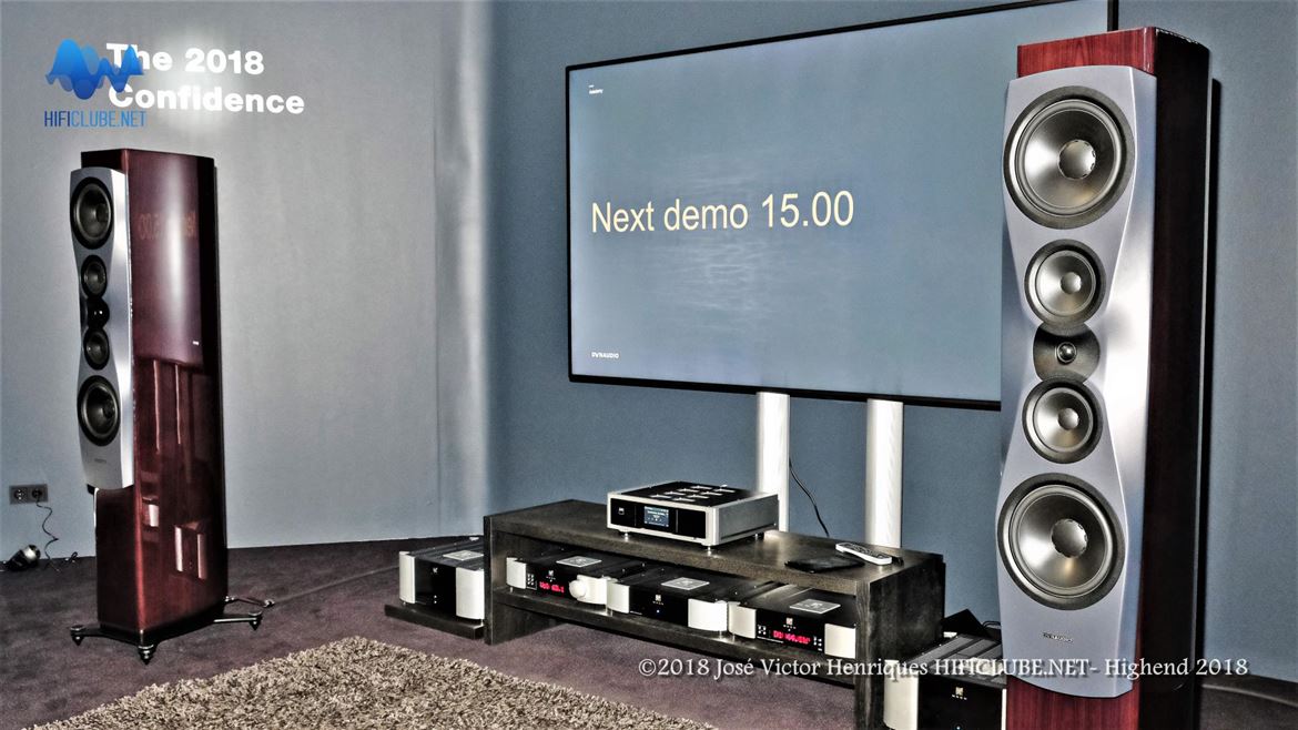 Dynaudio Confidence, que a Dynaudio considera uma revolução na sua longa história. A Confidence 60 substitui a Evidence Platinum. O tweeter é o famoso Esotar. Estava um par a tocar em espaço aberto, pelo que não me posso pronunciar sobre o seu potencial. A construção é soberba e o preço elevado: 60 mil. Há também modelos mais baratos: Confidence 50 e 30 (ver video).