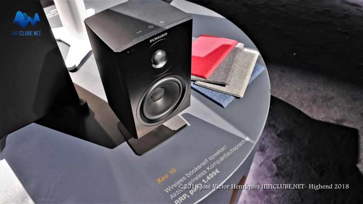 E ainda nova Série Xeo (Model 10 na foto): active wireless bookshelf speaker . Veja foto do Model 20 na galeria. Basta juntar um smartphone, ou qualquer fonte digital mais sofisticada e fazer streaming via Bluetooth. Ou pode utilizá-las num sistema multiroom via Xeo Hub. E ainda tem filtros DSP para 'afinar' o som ao seu gosto e ao gosto da sua sala!...E o único cabo necessário é o da corrente de sector...