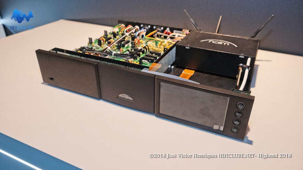 ND 555 - Leitor de Rede de Referência da Naim. O casamento perfeito entre as tecnologias digitais desenvolvidas pela Naim e a engenharia analógica, depois de um 'namoro' de dez anos de aperfeiçoamento. Segundo a Naim, é o melhor Network Player do mercado actualmente, com processador SHARC de 40-Bit, sub-chassis suspenso e fonte de alimentação externa.