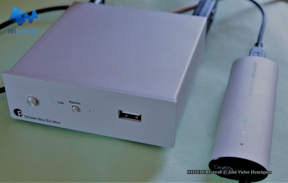 Na ausência (sentida) da Pre Box (ver teste), utilizei o Meridian Explorer V2 para testar a compatibilidade MQA da Stream Box. Observem como o led azul do Explorer identifica a presença de um ficheiro original MQA.