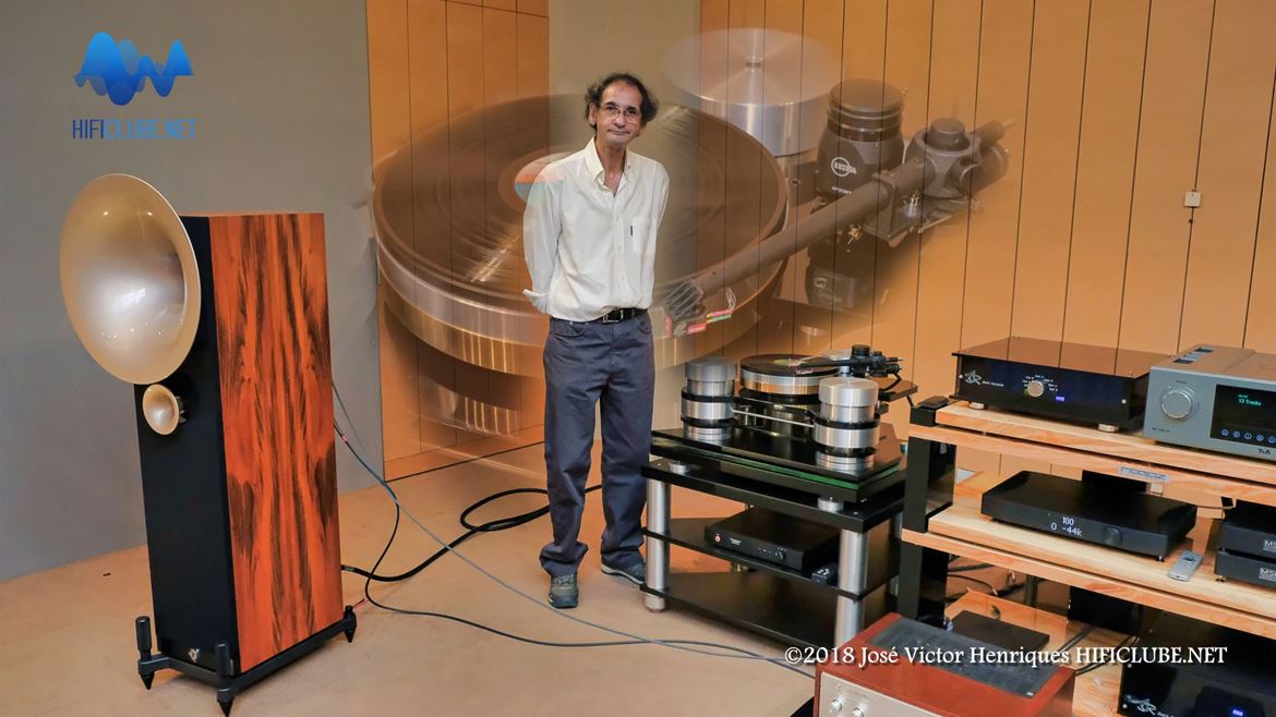 Mestre Rui Borges, posando junto à sua Opera Magna, o gira-discos Pendulum