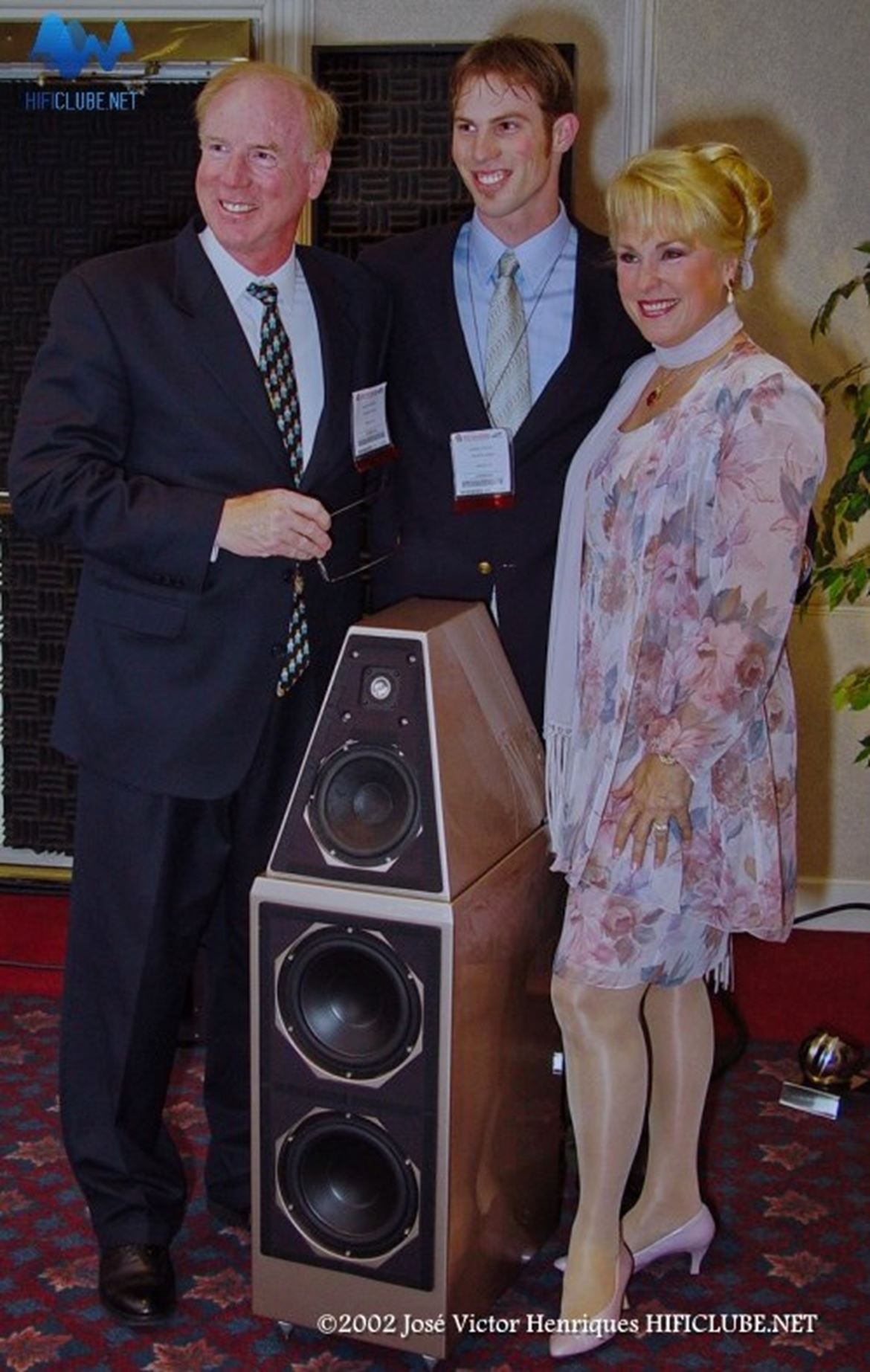 O saudoso Dave Wilson com Sheryl Wilson , apresentando o filho Daryl à sociedade audiófila, em Nova Iorque, em 2002, quando do lançamento das WATT/Puppies 7, numa foto histórica, obtida no Stereophile Show, no Hotel Hilton