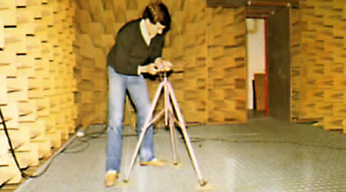 Foto obtida no interior da câmara anecóica do IST, durante a colocação do microfone de medida. IST, 1988