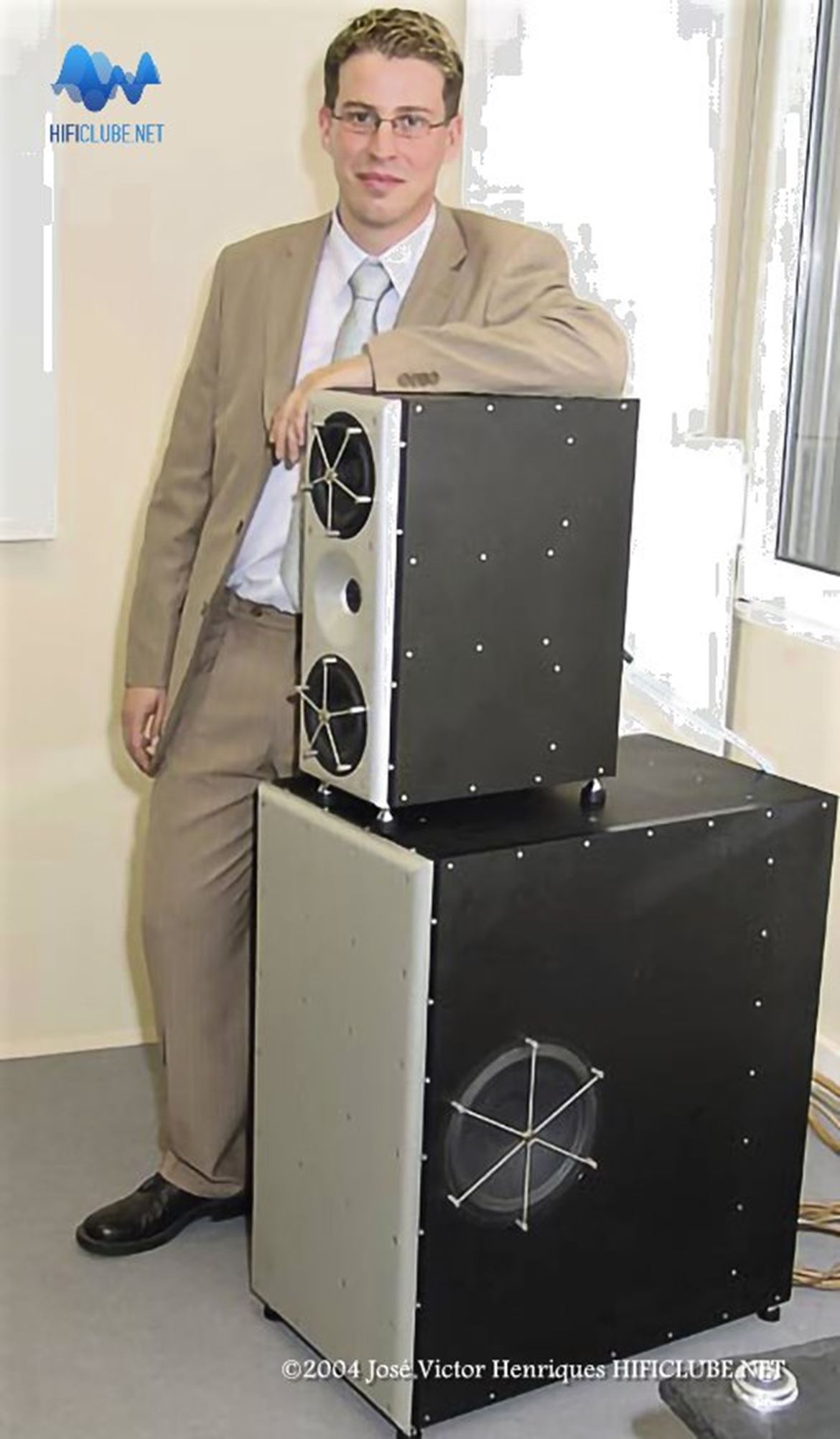 Yoav Gonczarowski aka Geva, no Highend 2004, em Munique, com o primeiro protótipo da Anat Reference.