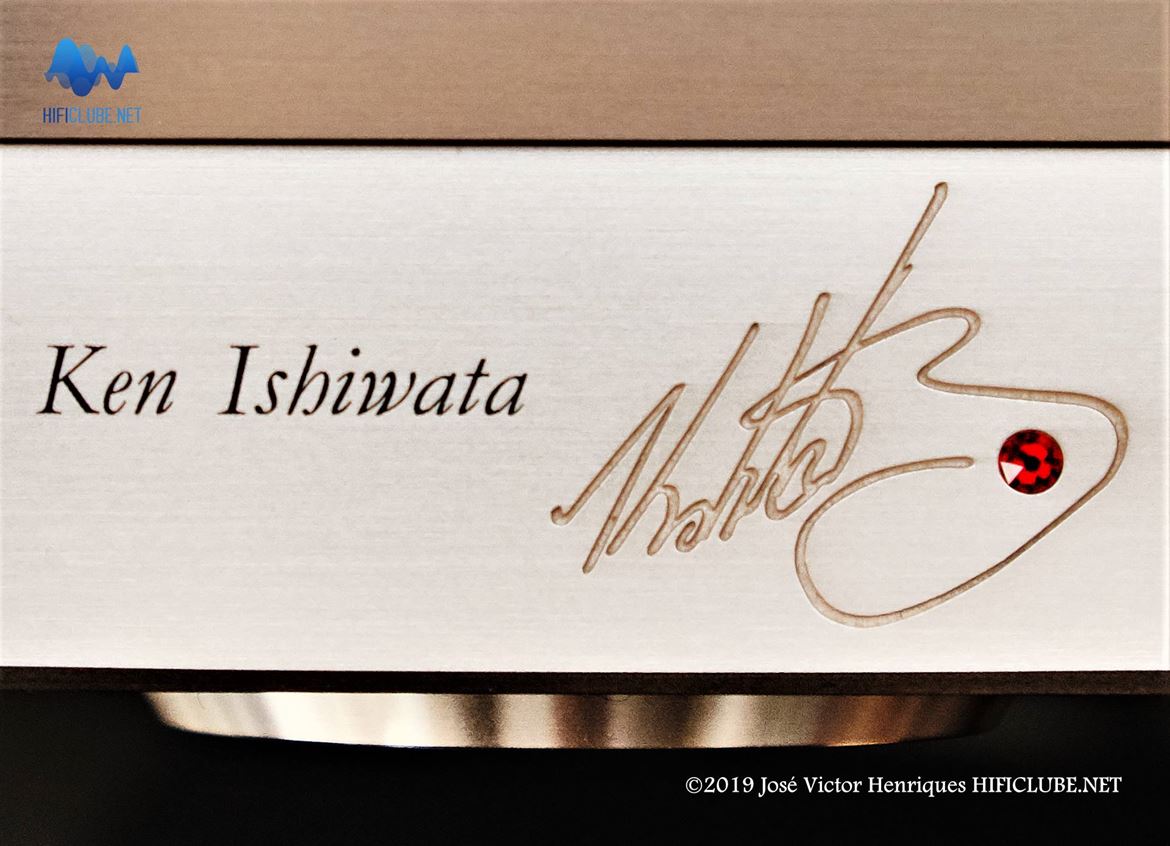 Assinatura de Ken Ishiwata gravada a laser em todos os exemplares do Ruby, com o requinte ornamental do 'rubi'