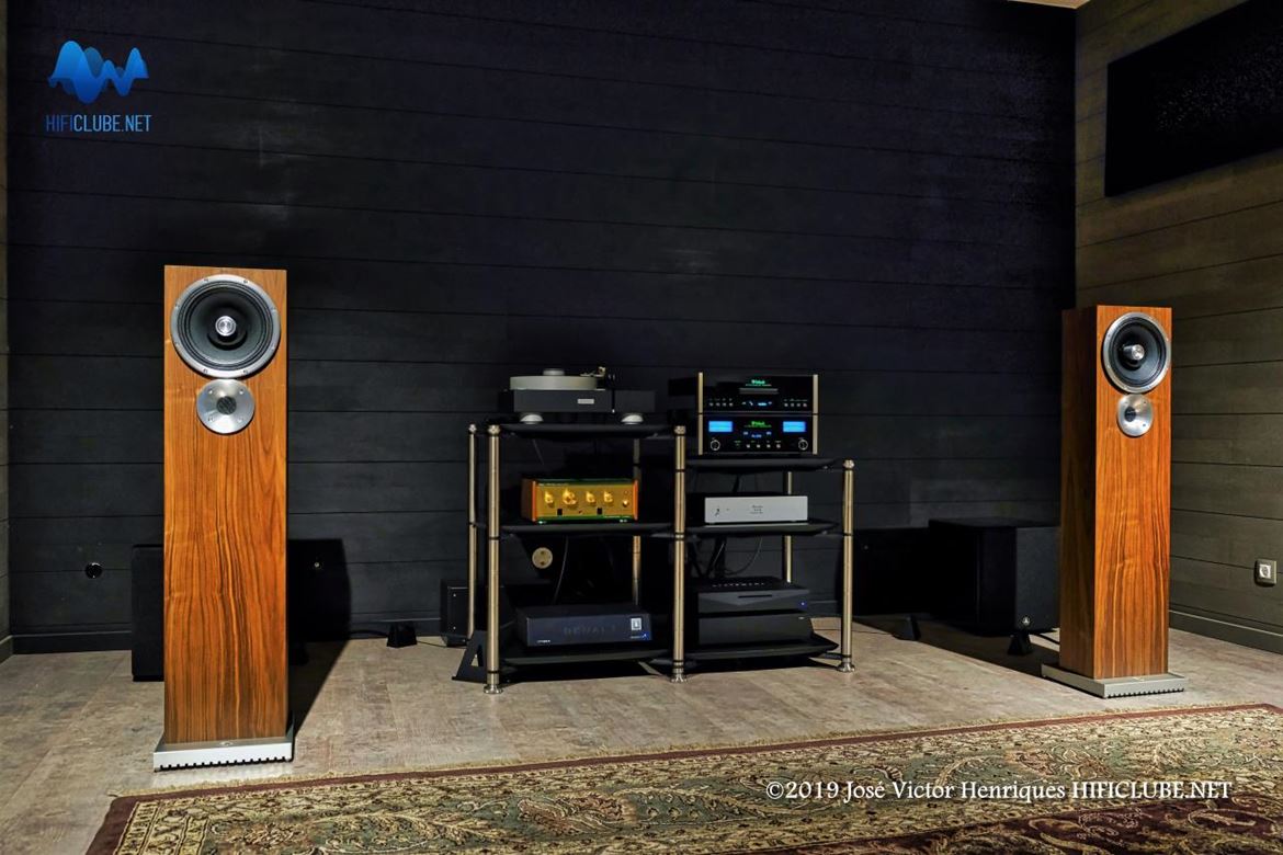 Ajasom-Damaia- auditório principal: Zu Audio Druid MkV, McIntosh MCT450/D1100, Inuuos Statement, Leben CS-300XS