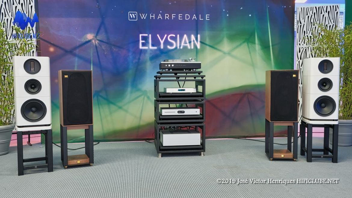 Wharfedale Elysian (brancas) e as clássicas Linton, com amplificação Audiolab