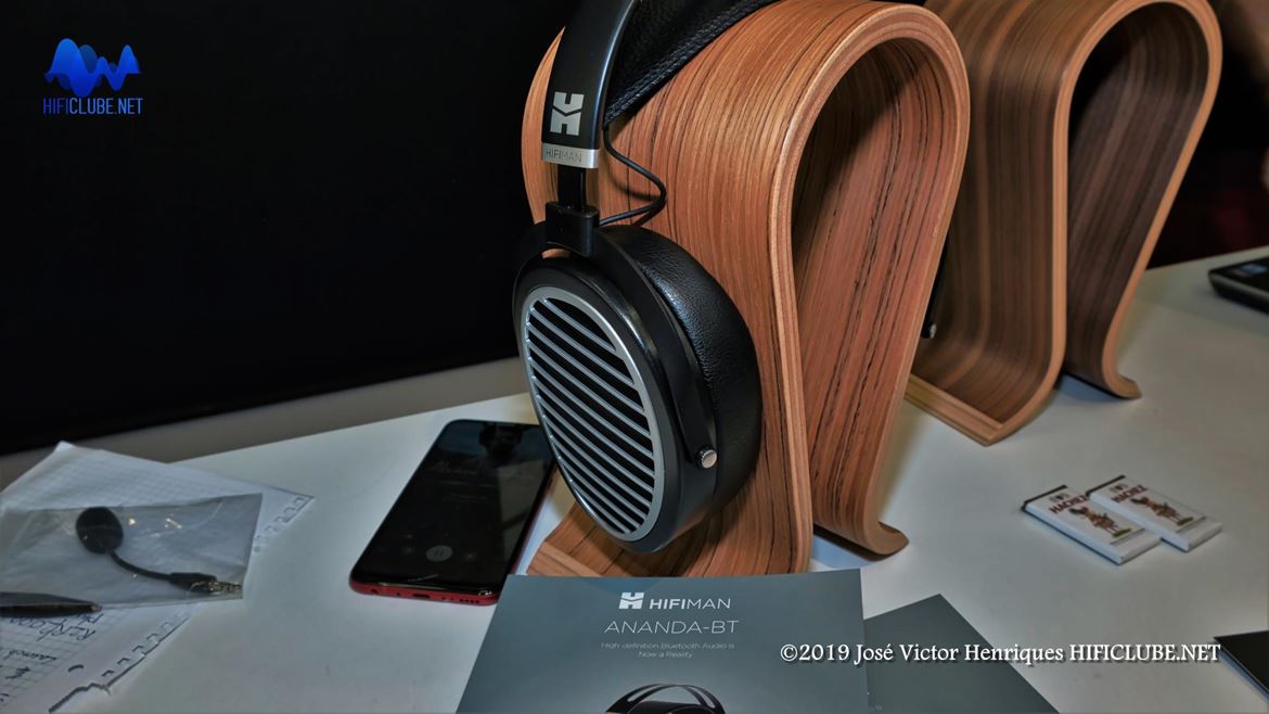 A Hifiman lançou dois modelos compatíveis com Bluetooth: Ananda BT e TWS-600 (intra-auriculares) em baixo. O protocolo Bluetooth LDAC permite a recepção de sinais a 24/96. O estojo do TWS-600 funciona como carregador. E carga dura par mais de 5 horas.