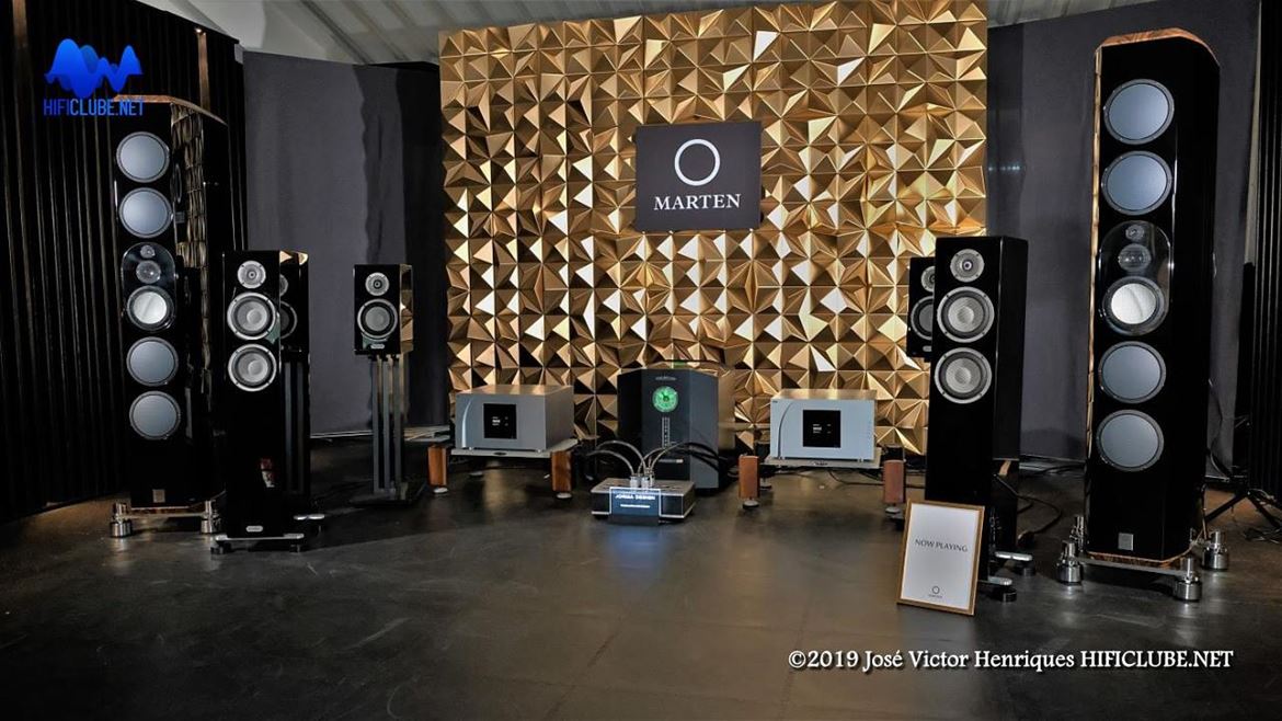 Com electrónica CH Precision, as Marten Mingus Orchestra fizeram jus ao nome: tocaram como uma verdadeira orquestra, talvez com um pouco de brilho a mais, porque a sala 'chupava' o low-bass. Quatro woofers de oito polegadas activos à frente e quatro passivos atrás não podem ter só aquele grave. Um médio cerâmico de 7 polegadas, um médio-alto de duas polegadas e um tweeter, tudo a tocar a compasso através de um filtro de primeira ordem. Muito bom. É uma pena a UAE já não distribuir a Marten.