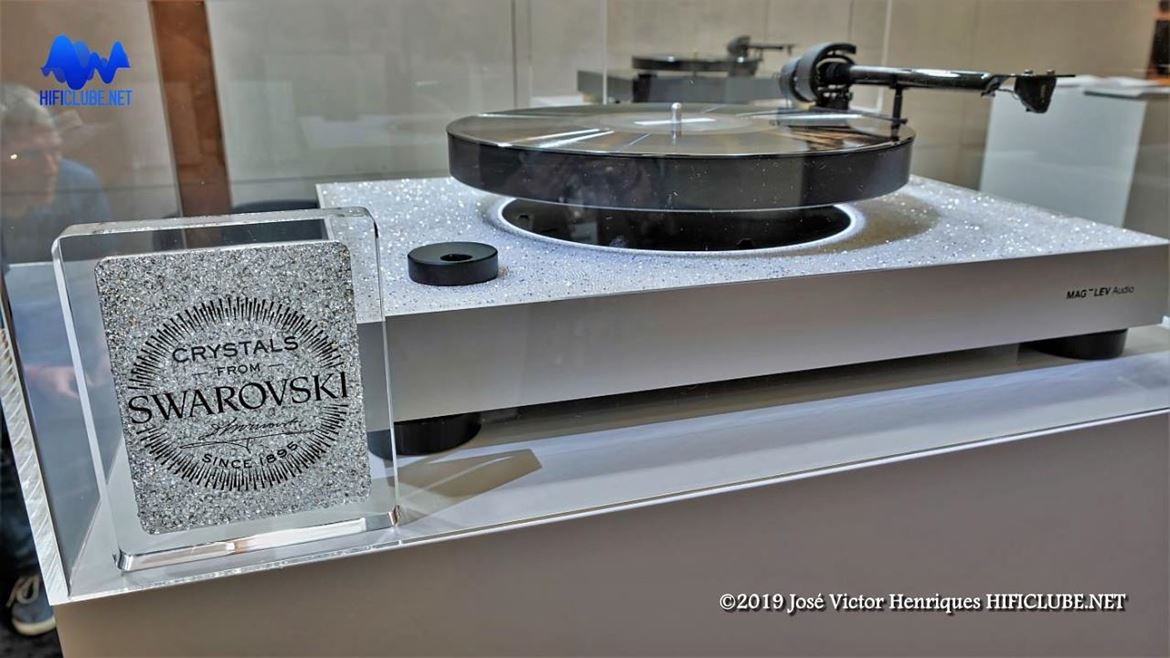 O gira-discos com prato que levita (ver video), enfeita-se de cristais Swarovski para atrair os outros 50% da população mundial que não são audiófilas...