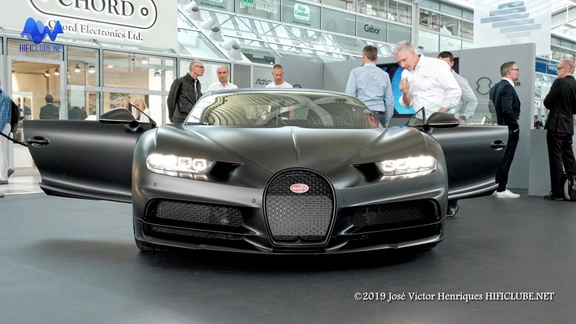 Um Bugati Chiron de 2 milhões para demonstrar um car-system com colunas Acuton.