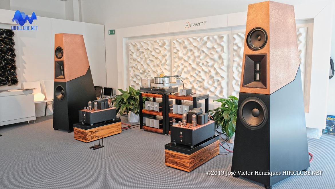 Kaiser Acoustic Grande. Um woofer de 12 polegadas à frente e outro de 15 polegadas atrás; um médio de 8 polegadas da ScanSpeak e um duplo tweeter de fita. 200 mil euros de colunas de som...