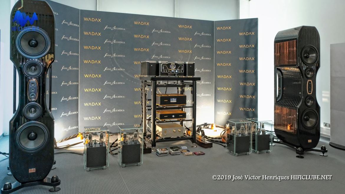 Kharma Grand Exquisite com amplificação Engstrom Lars 300B-XLS, prévio Robert Coda  e um Wadax Atlantis Reference DAC (distribuído pela Ajasom). Um som fabuloso por uns meros 600 mil...