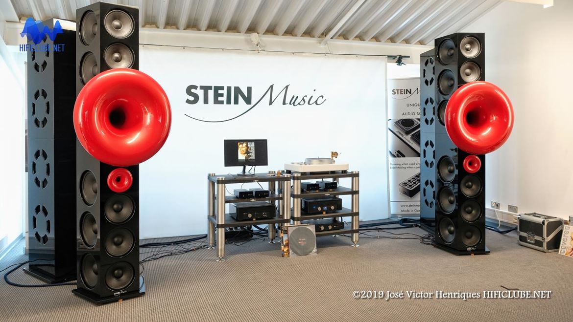 Stein Music Bob XL, colunas de som, na verdadeira acepção do termo, com cornetas nos médios e agudos + subs como se não tivessem já altifalantes que chegassem para pôr em movimento o ar da sala.