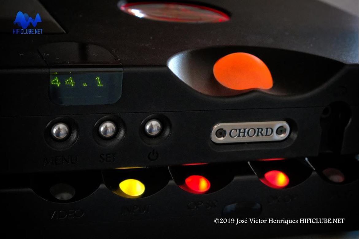 Em modo stand-by (vermelho), o M-Scaler deixa passar o sinal digital do leitor-CD para o TT2 a 44,1kHz