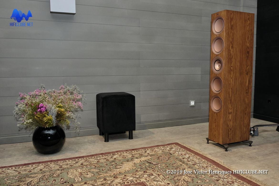 Colunas Kef Serie R – R11 com acabamento em Walnut (5499€) Premio EISA 2019 - 2020 - melhores colunas high-end