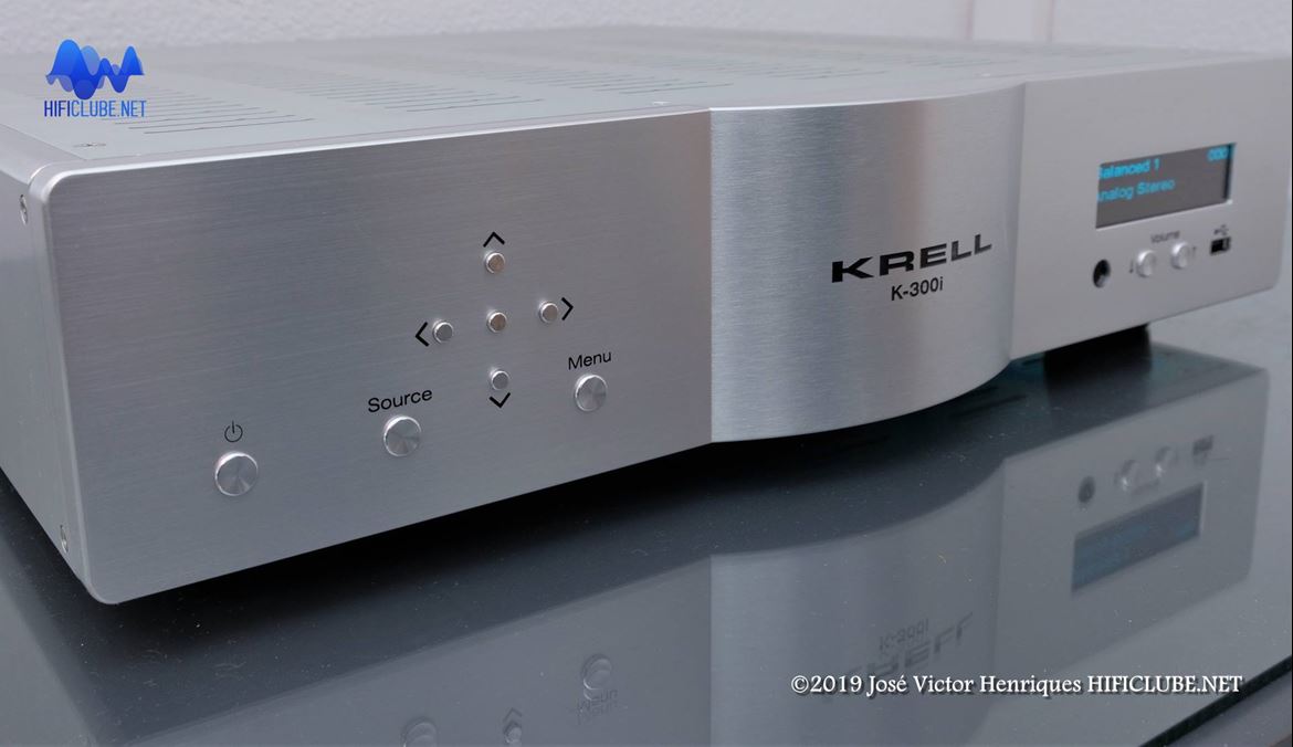 Krell K-300i, um amplificador integrado full-size, de linhas elegantes, com um painel frontal sólido e sóbrio, e construção soberba.