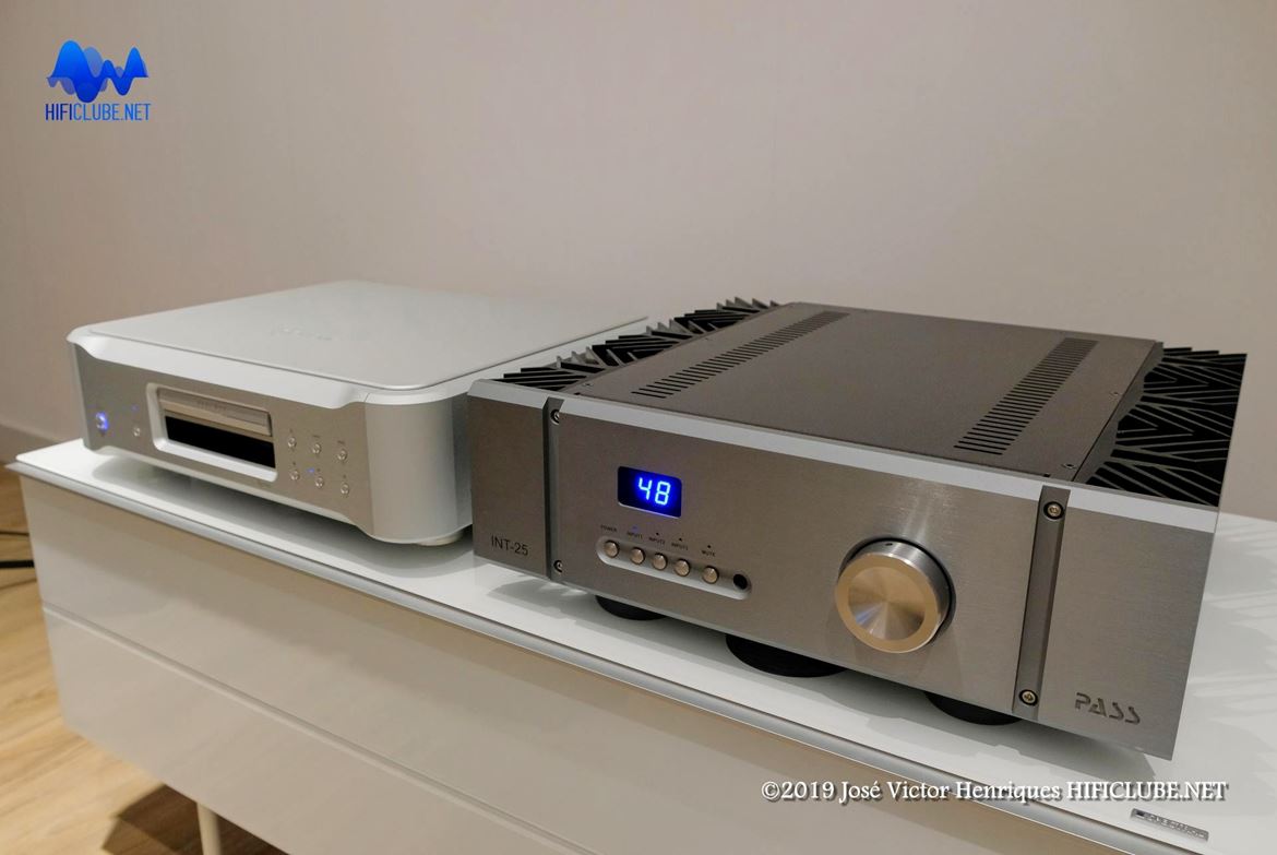 Pass Labs INT-25 (amplificador integrado) e Esoteric K-05xd (leitor SACD/CD)