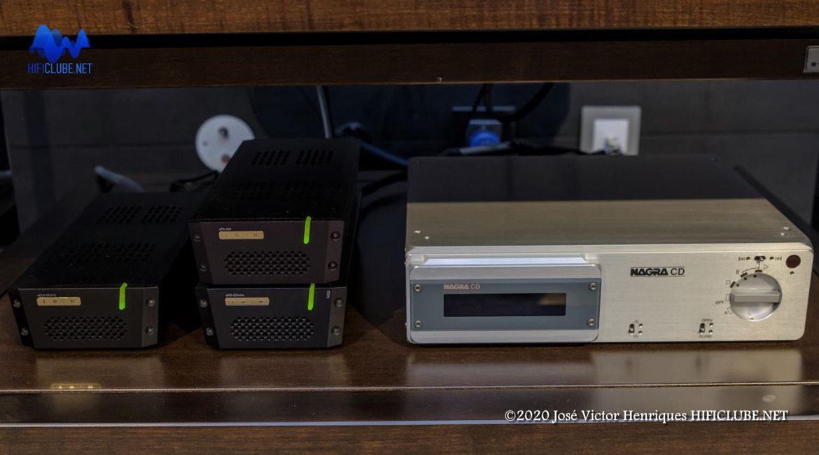 Nagra CD. À esq. SOtM: SMS-200 Ultra Neo (Network Player), SLCK-OCX10 (Master Clock Generator), PSU SPS500