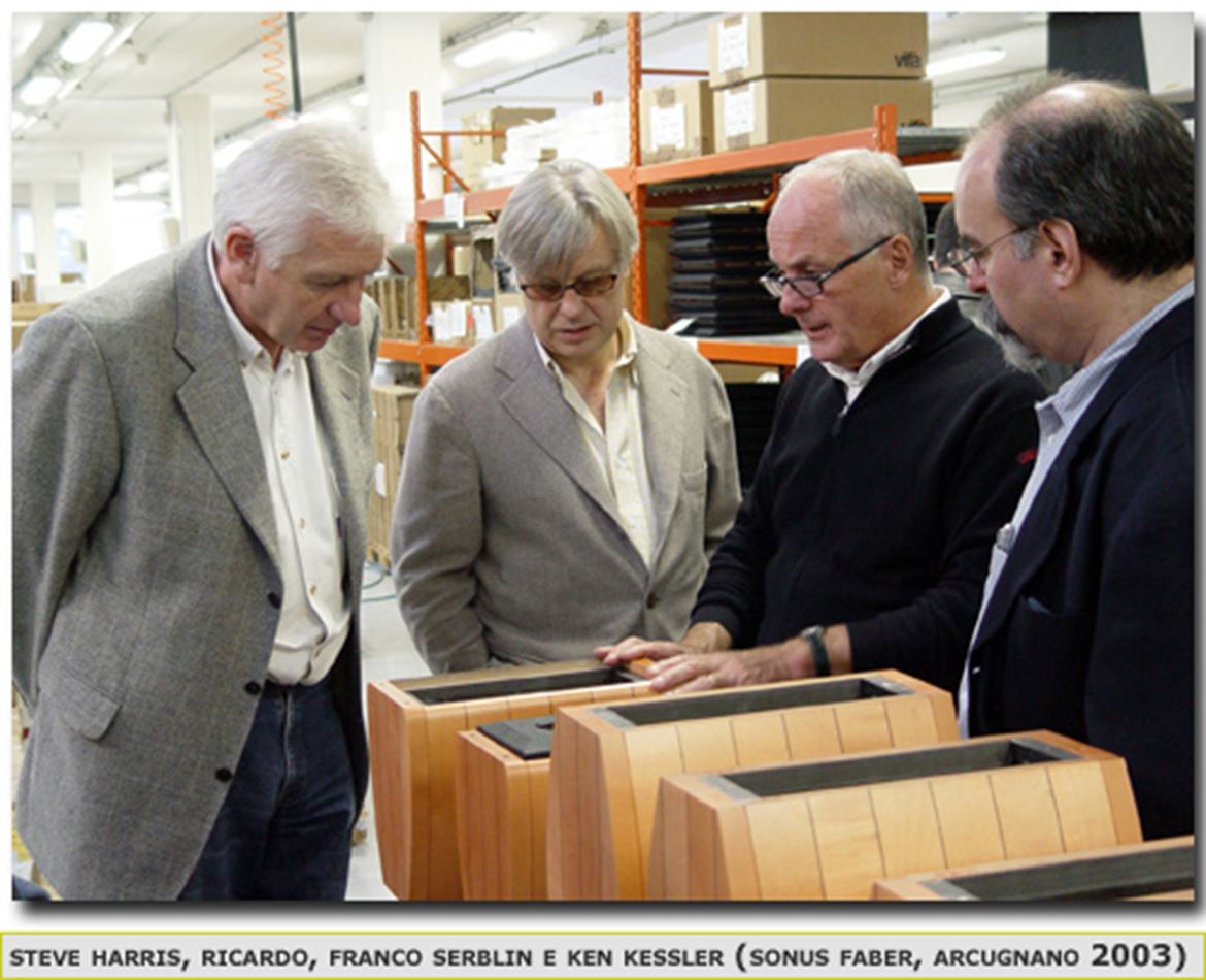 Ricardo Franassovici com Franco Serblin, Steve Harris e Ken Kessler - na fábrica da Sonus faber em Arcugnano, Italia 2003.jpg
