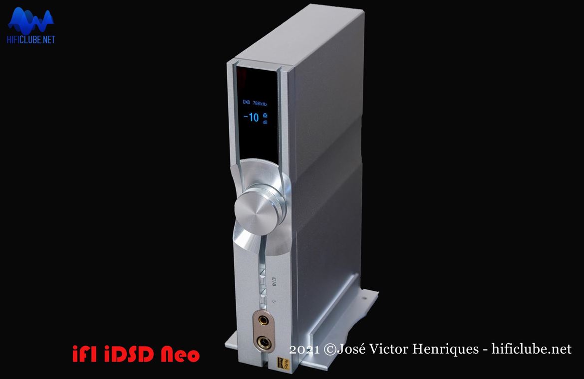 O iFI iDSD Neo pode ser colocado na posição vertical para ocupar menos espaço. O giroscópio do mostrador adapta o mostrador à posição vertical (ver video)