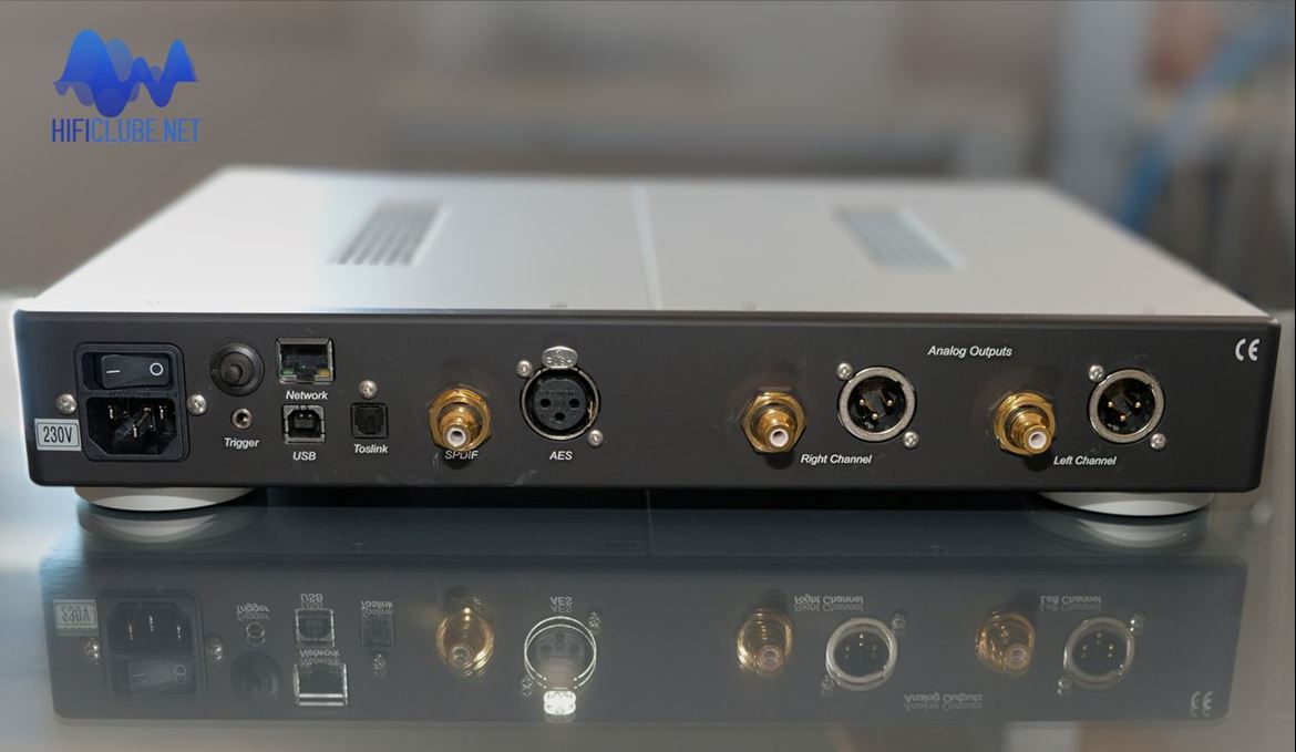 Bricasti M3 - entradas digitais: Ethernet, USB 2, Toslink, coaxial, AES-EBU ; saídas analógicas RCA e XLR (balanceadas)