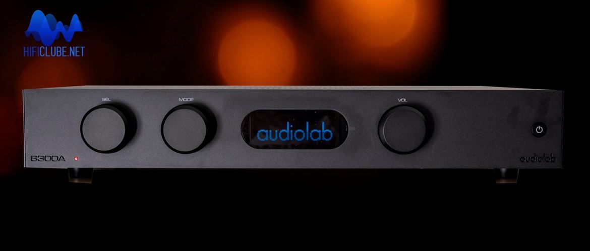 A linha Audiolab 8300A mantém as linhas sóbrias do original, com a novidade de um mostrador OLED.