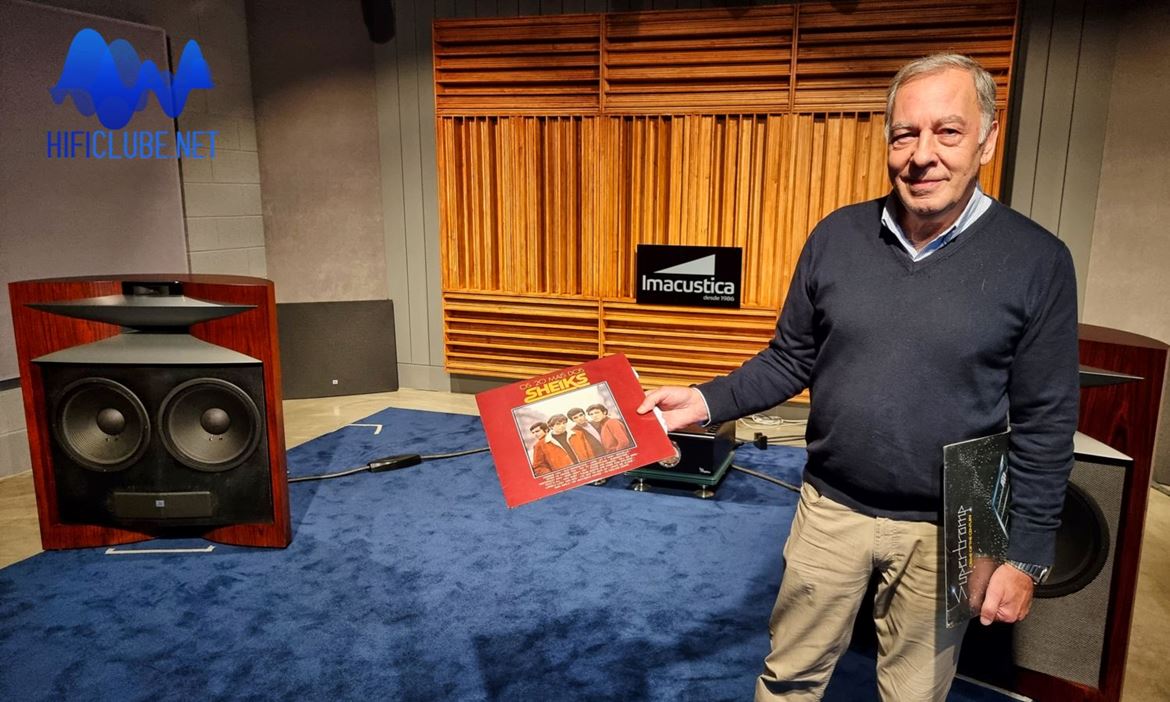 Mestre Guilhermino Pereira mostra a capa do álbum dos Sheiks (1966). Na outra mão, tem o álbum dos Supertramp, Crime Of The Century, que também tocou a níveis de concerto ao vivo.