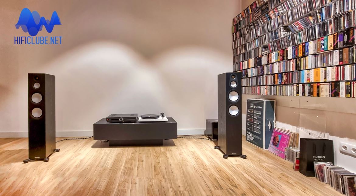 Delaudio listening room: Attessa Streaming Amplifier, Attessa turntable, and Monitor Audio SS300 7G speakers