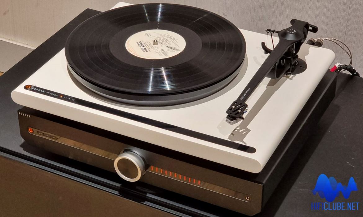 Attessa Turntable montado sobre o Attessa Streaming Amplifier.