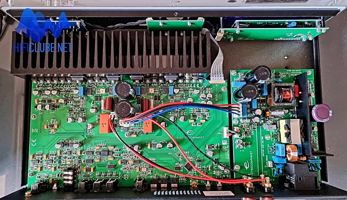 Interior do Electrocompaniet ECI 80 D: à direita, a fonte de alimentação comutada (dispensa o transformador toroidal).. Os transístores de potência estão montados diretamente na cantoneira de dissipação. O volume é de controlo electrónico.