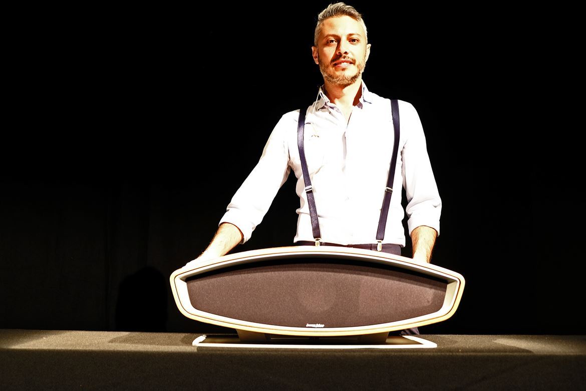 Livio Cucuzza posa com a sua obra: Sonus faber SF16 (Sardenha, Julho de 2016)