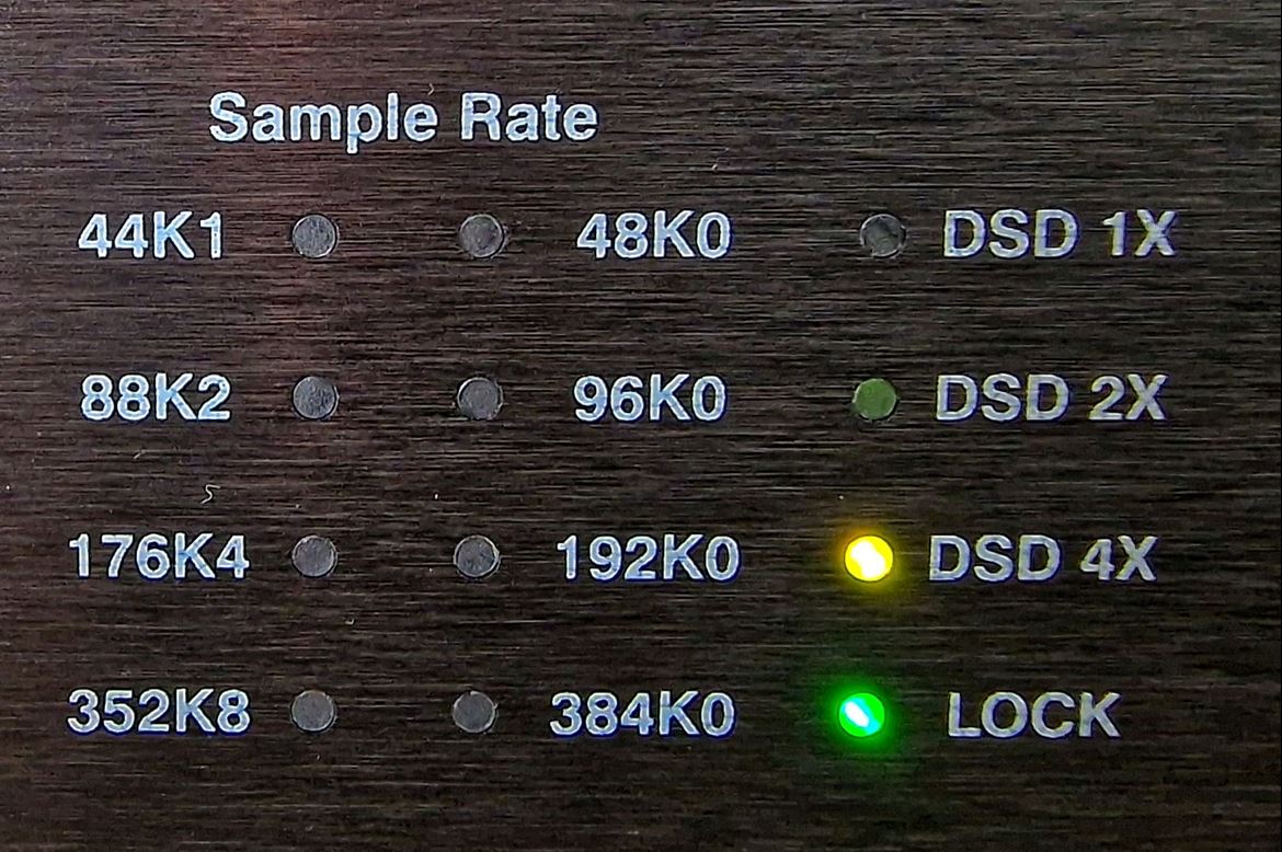 Quando o formato de entrada é DSD nativo, o LED acende na cor âmbar.